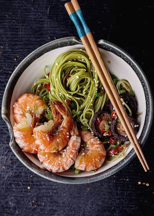 KOSIS: Grüne Nudeln mit Garnelen, Shiitake, Sesam und Chili im modernen Bar-Restaurant