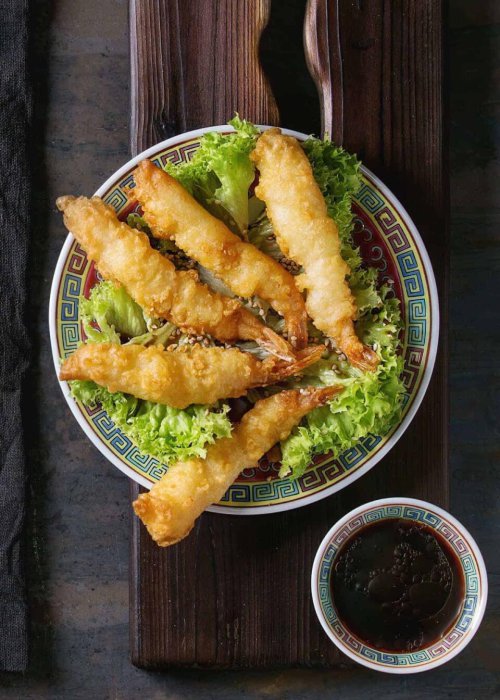 Knusprige Tempura-Garnelen auf Salat mit Dip, KOSIS Bar Restaurant, lecker essen und genießen