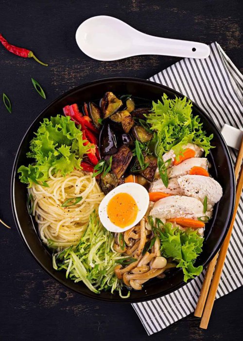 Bunte Schale mit Ramen, Gemüse, Ei und Hähnchen im KOSIS Restaurant, Genuss und Spaß